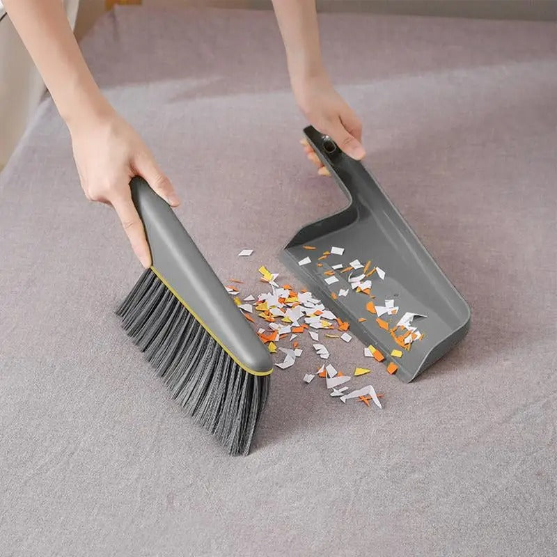 balayette-pelle-anti-poussiere-avec-systeme-accrochage-mural