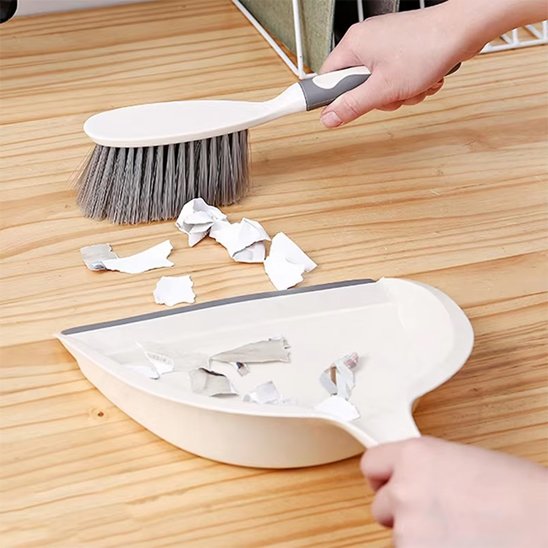 Pelle et balayette anti poussière avec poignée confort