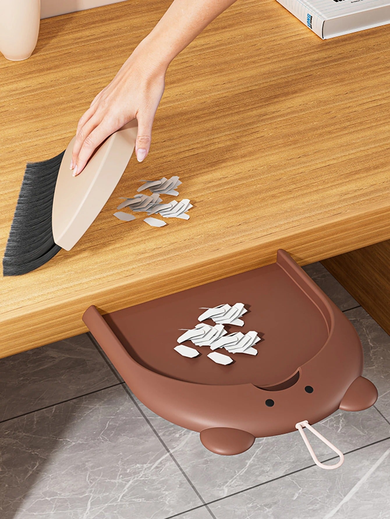 pelle-et-balayette-kit-nettoyage-rapide-table-bureau-interieur